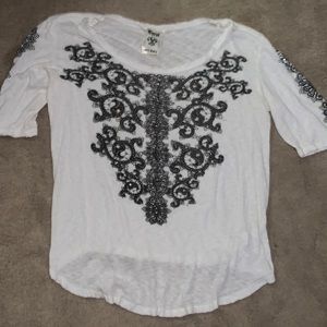 Scoop neck T with black modern design. XL